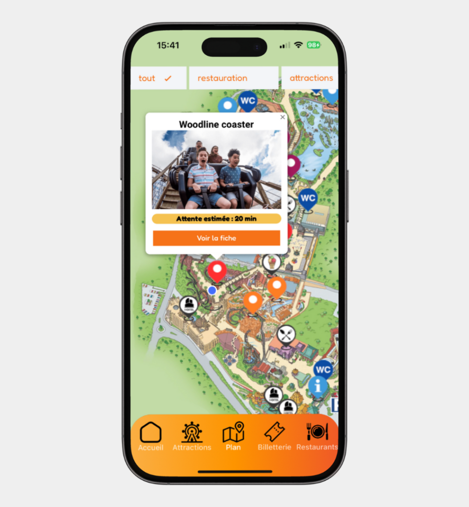 Smartphone représentant un plan géolocalisé du parc d'attraction